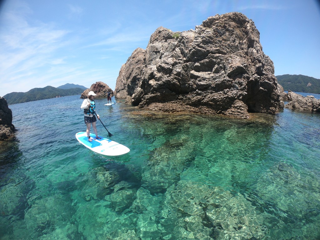 岩場のそばをSUPで進む様子