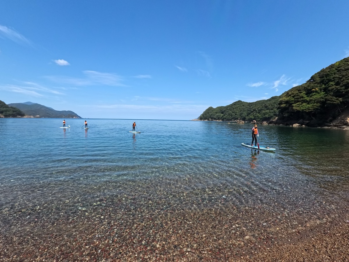 浅瀬でSUPに慣れる様子
