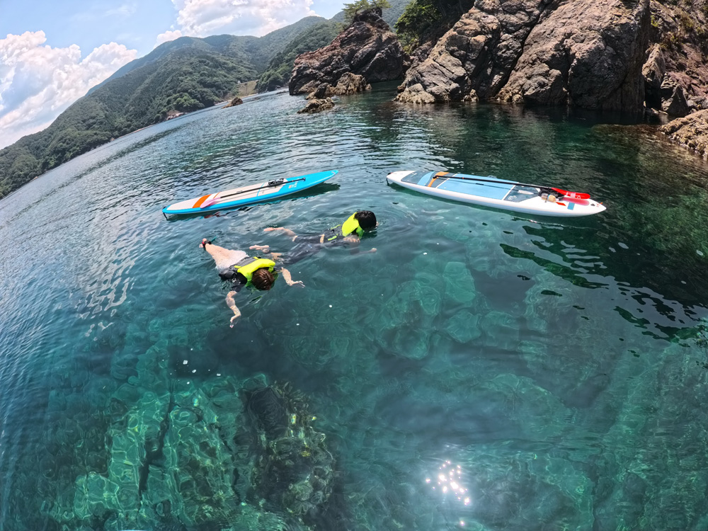 透き通った浅瀬の水面