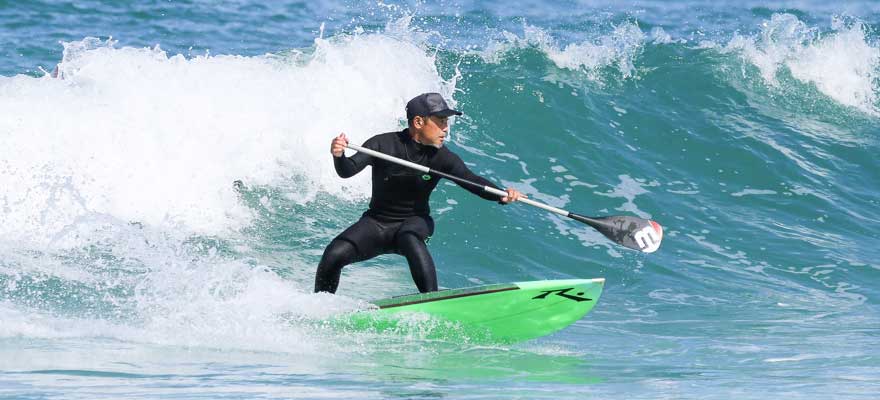 SUPボードで波に乗るSUPサーフィン